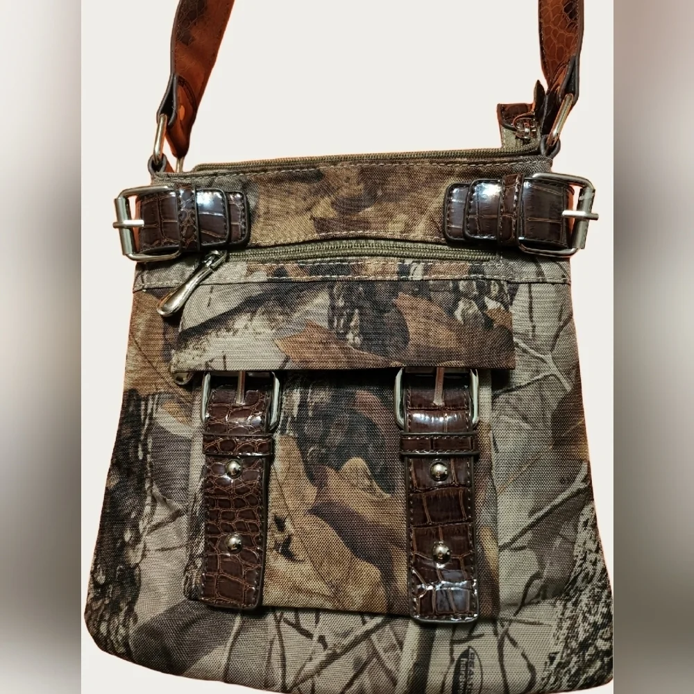 REALTREE CAMOFLAUGE Crossbody With Faux CROC Strap - Picture 3 of 9